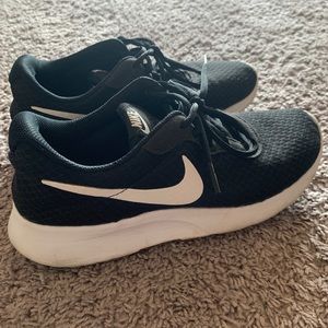 Nike Tanjun Women’s Sneaker